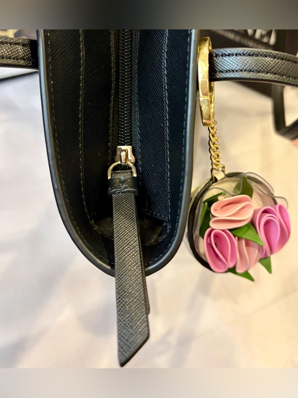 NWOT KATE SPADE Black Leather Canvas
Tote & flower bouquet bag charm/key fob๐ค๐ - Picture 8 of 16
